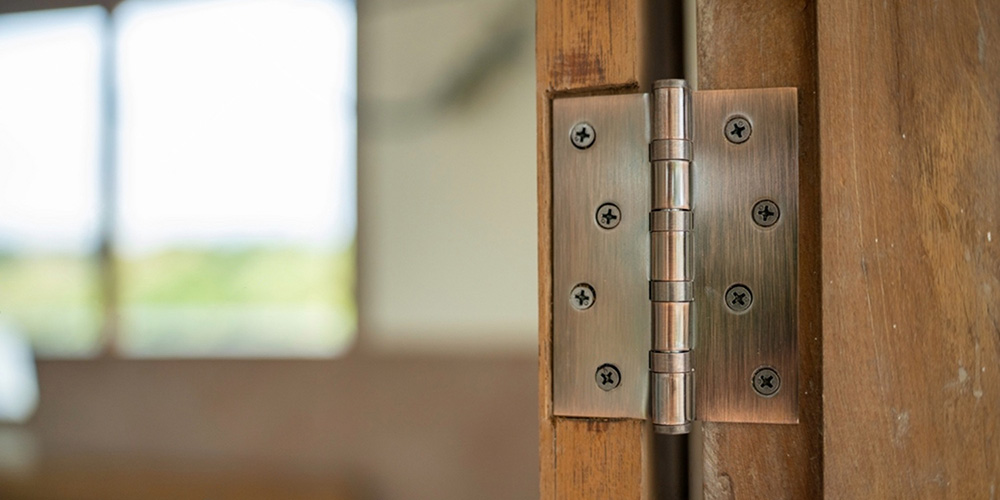 Sự khác biệt giữa bản lề cửa và chốt cửa là gì?